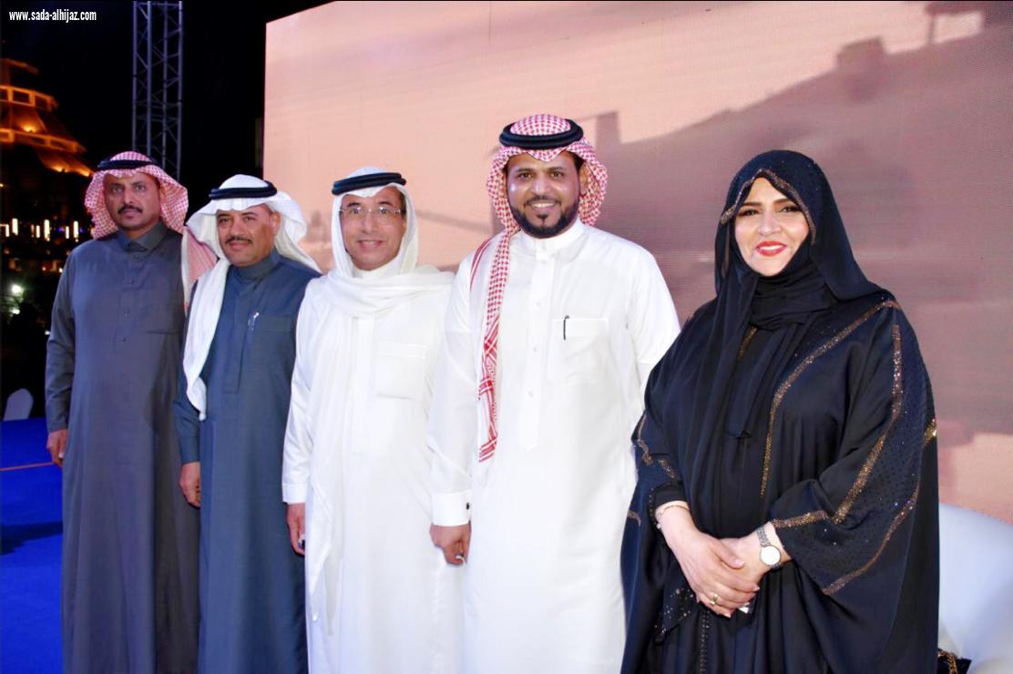 القنصل الأمريكي يُكرم رؤساء مجلة شبابيك العالمية على مسرح الحديقة الثقافية 