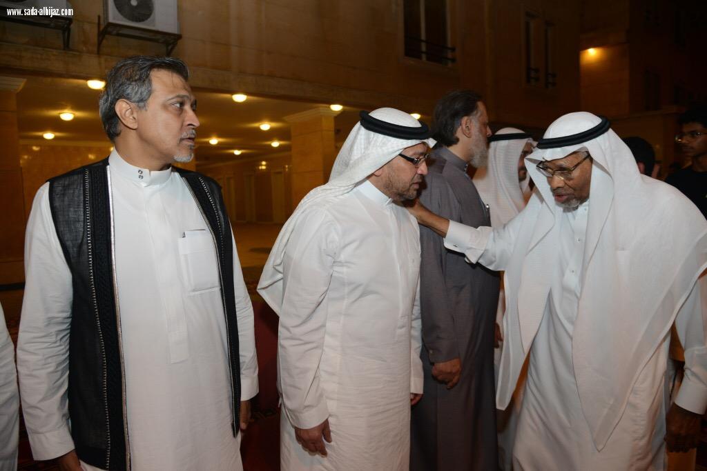 صاحب السمو الملكي الأميرعمرو الفيصل يقدم العزاء لأسرة(أل مرزا)