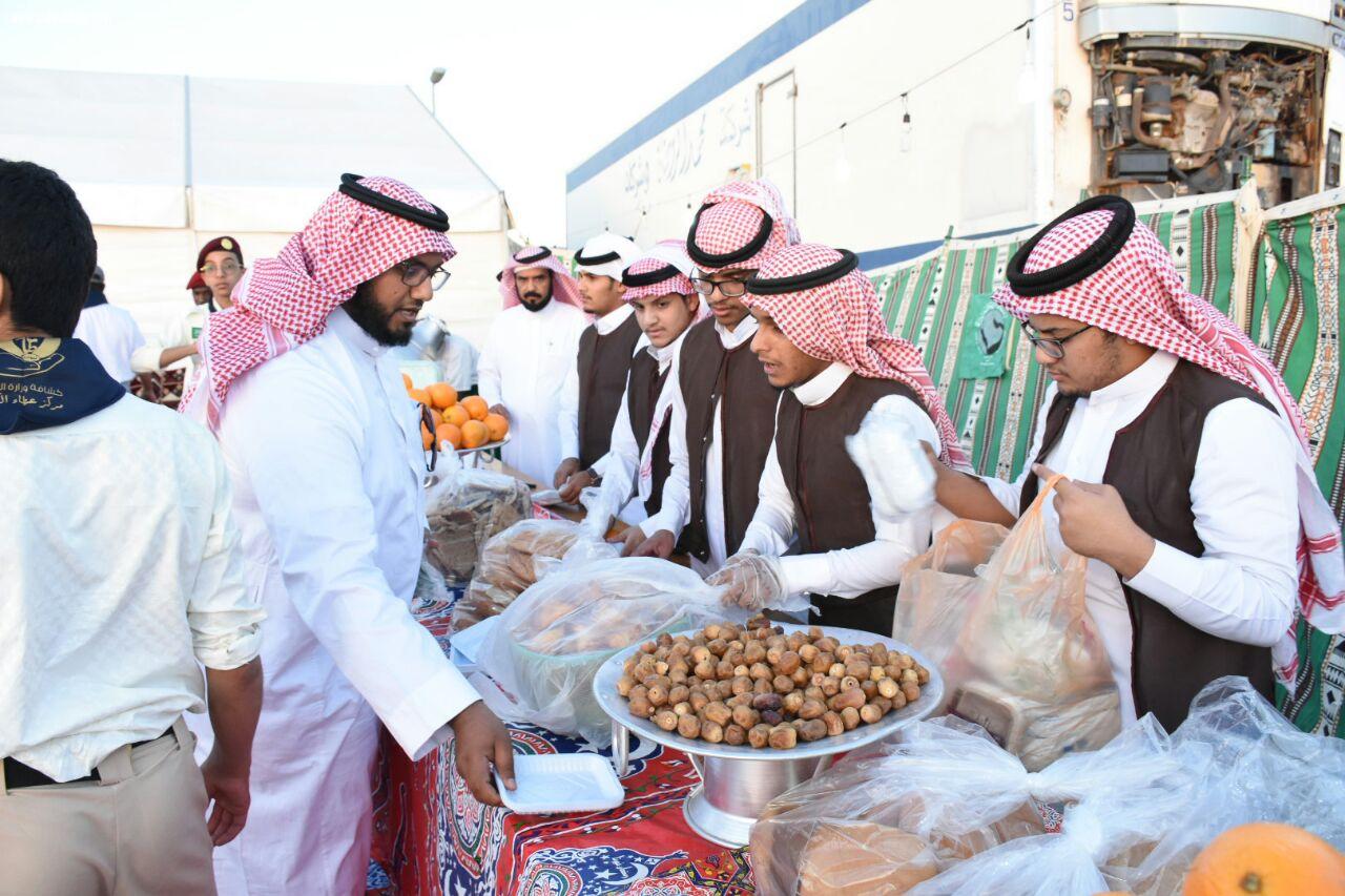 اللجنة الشبابية للأعمال التطوعية تضرب أروع صور الحفاوة والايثار بالزوار ..
