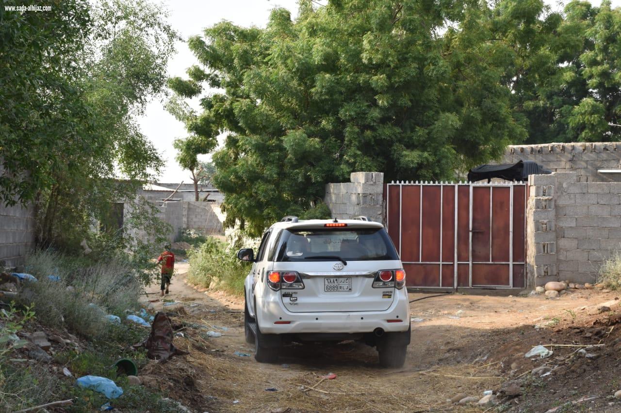 الموظف الضامري عبر مركبته الخاصة يقدم الدعم الفني للطلاب في منازلهم 