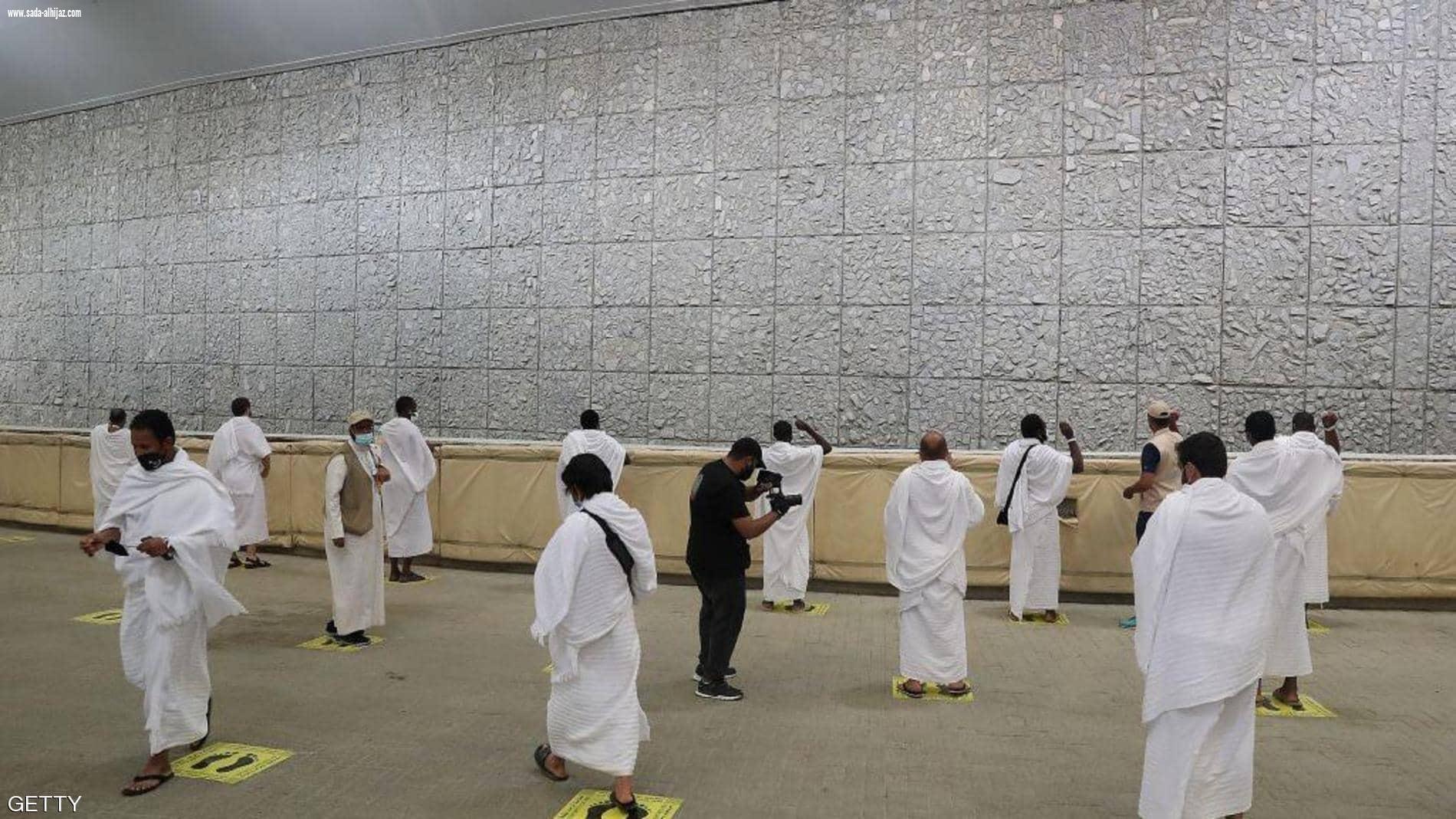 الحجاج يواصلون رمي الجمرات في أول أيام التشريق