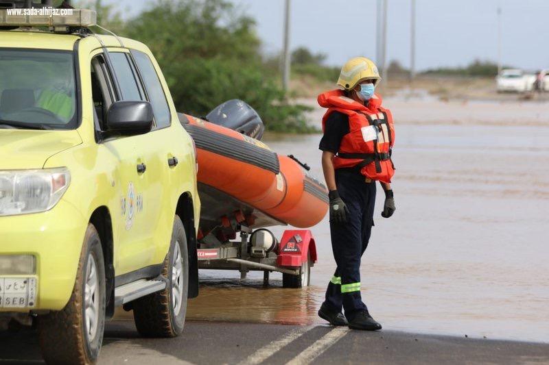 الدفاع المدني يباشر عددًا من الحالات الناتجة عن الحالة المطرية ويرفع درجة الجاهزية في بعض المناطق