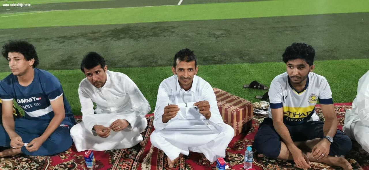 بحضور مدير مكتب رابطة الاحياء بالحد الحنوبي ومستشار لجنة التنمية بالطوال اجراء قرعة دورة الحد الجنوبي الاولى لكرة القدم