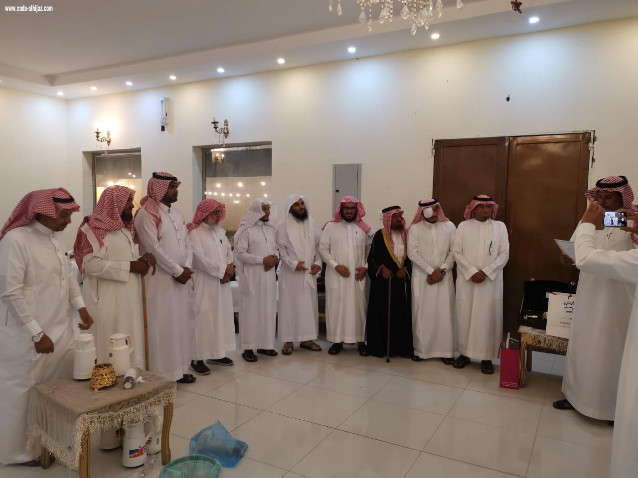 بعد إصابته في الحد الجنوبي وعودته من العلاج أصدقاء البطل موسى دوشي يحتفون به 