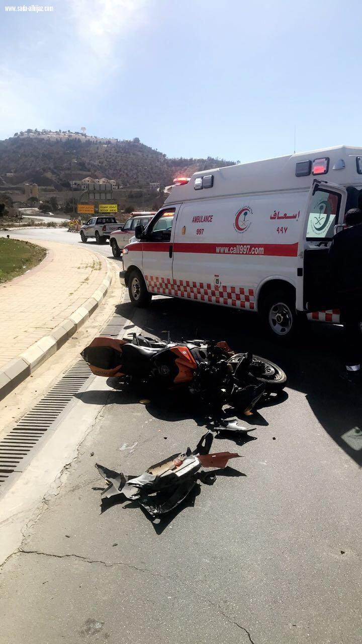 هلال الباحة يسعف مصاب دراجة نارية اثر حادث تصادم بسيارة بدوار النخلة بالباحة