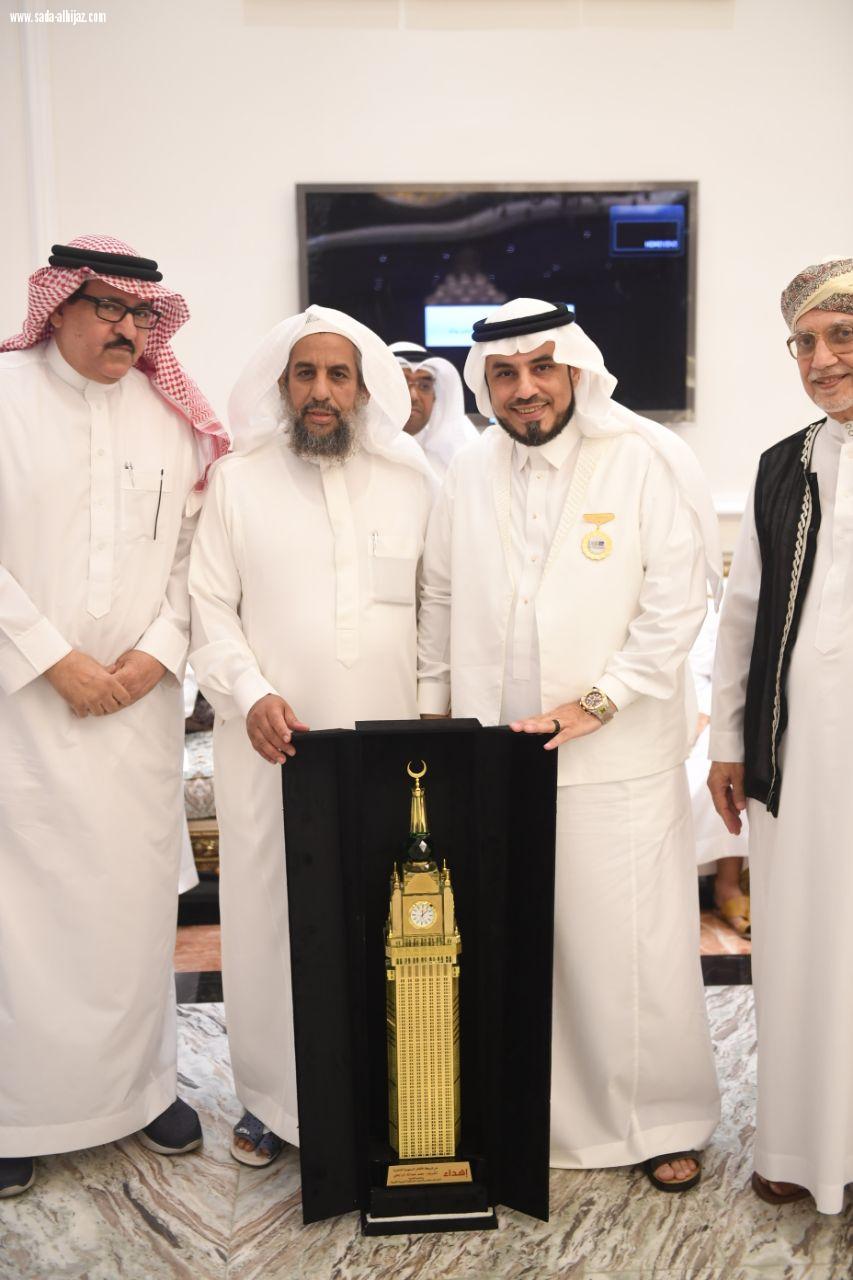 الأحمدي ورجال أعمال مكة المكرمة يكرمون الشريف محمد الراجحي