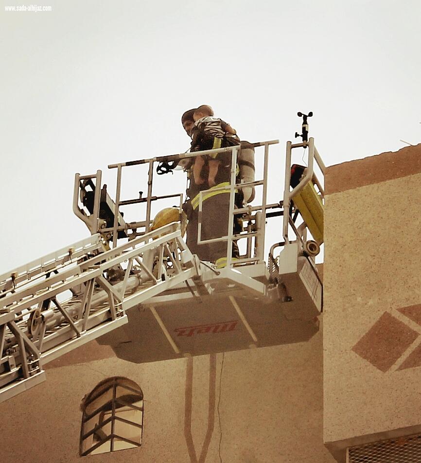 مدني المدينة يسيطر على حادث حريق نشب بشقة في حي المستراح وينقذ عائلة مصرية