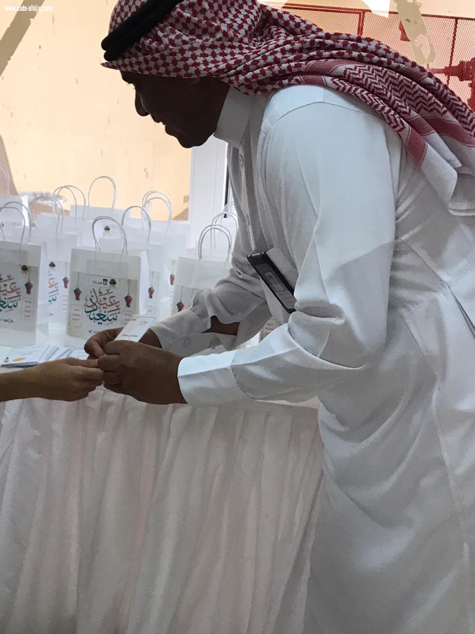 البنك الاهلي التجاري بالتعاون مع جمعية اليقظة النسائية الخيرية يقدمان كسوة العيد للأيتام بالطائف  وشكر مقدم من إدارة شبكة نادي الصحافة السعودية للجمعية