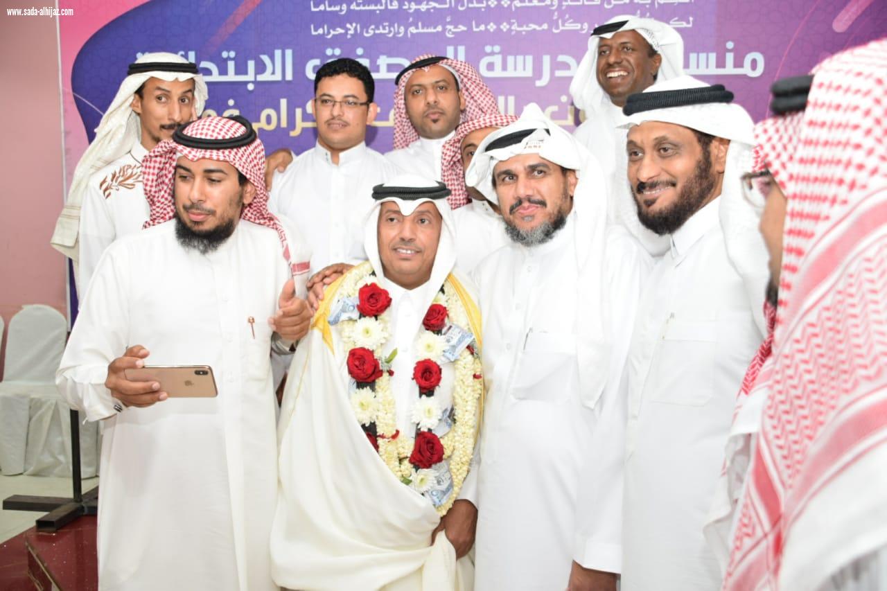 لمسة وفاء جسدتها مدرسة المصفق احتفاء بمسيرة المعلم المتقاعد عبده حمدي