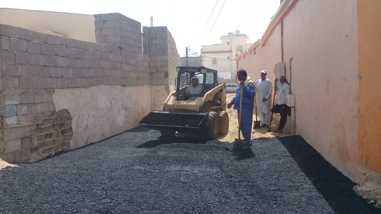 بلدية محافظة الطوال تبدأ تنفيذ مشروع السفلتة في عدد من الأحياء