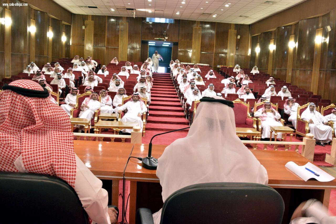 السلمي .. يكرم نجوم مسابقة الإملاء ويجتمع بقادة المدارس حول الإختبارات