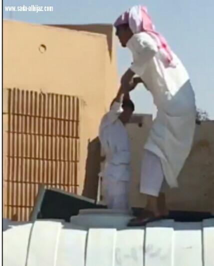 بالفيديو.. مواطن ينقذ طفلًا علق بخزان مدرسة في حائل