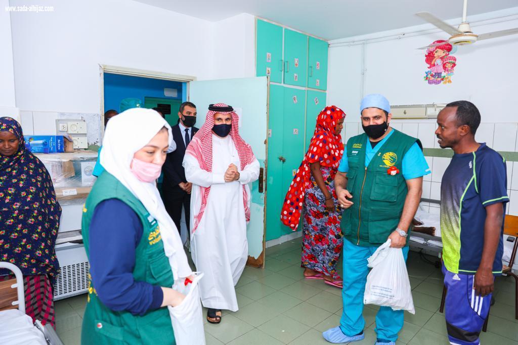 وقف ميدانياً على الجهود المبذولة .. السفير السعودي بجيبوتي يزور مستشفى بيلتييه العام لمتابعة جهود مركز الملك سلمان الإغاثي 