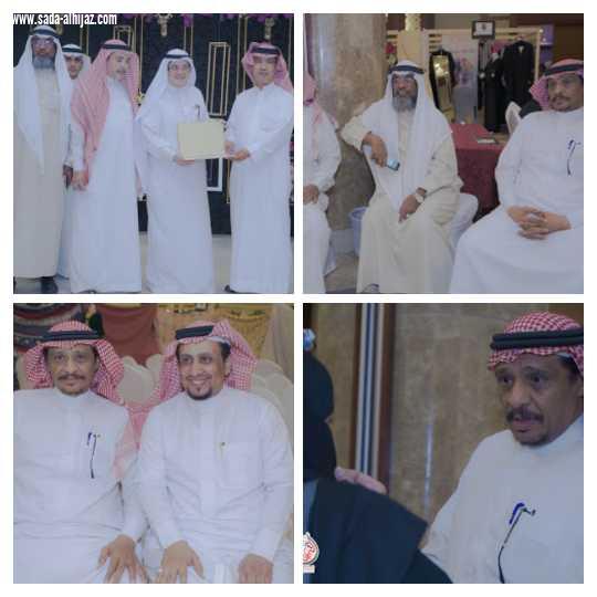 المفكر الاعلامي جمعه الخياط والاعلاميين يتجولون في معرض أنامل مكية 
