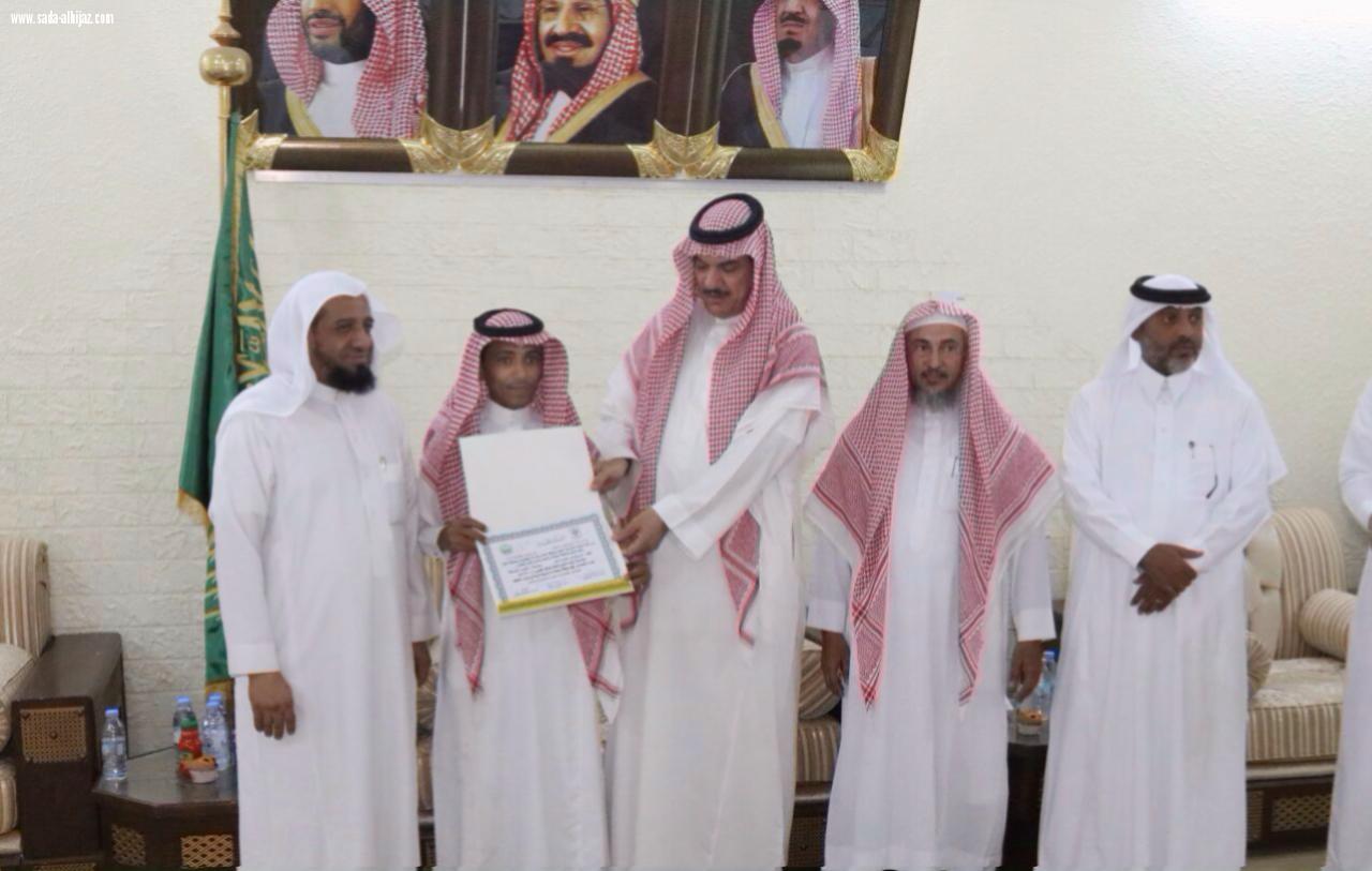 الدوسري محافظ الطوال يكرم معلم متوسطة وثانوية القيوس علي مدخلي