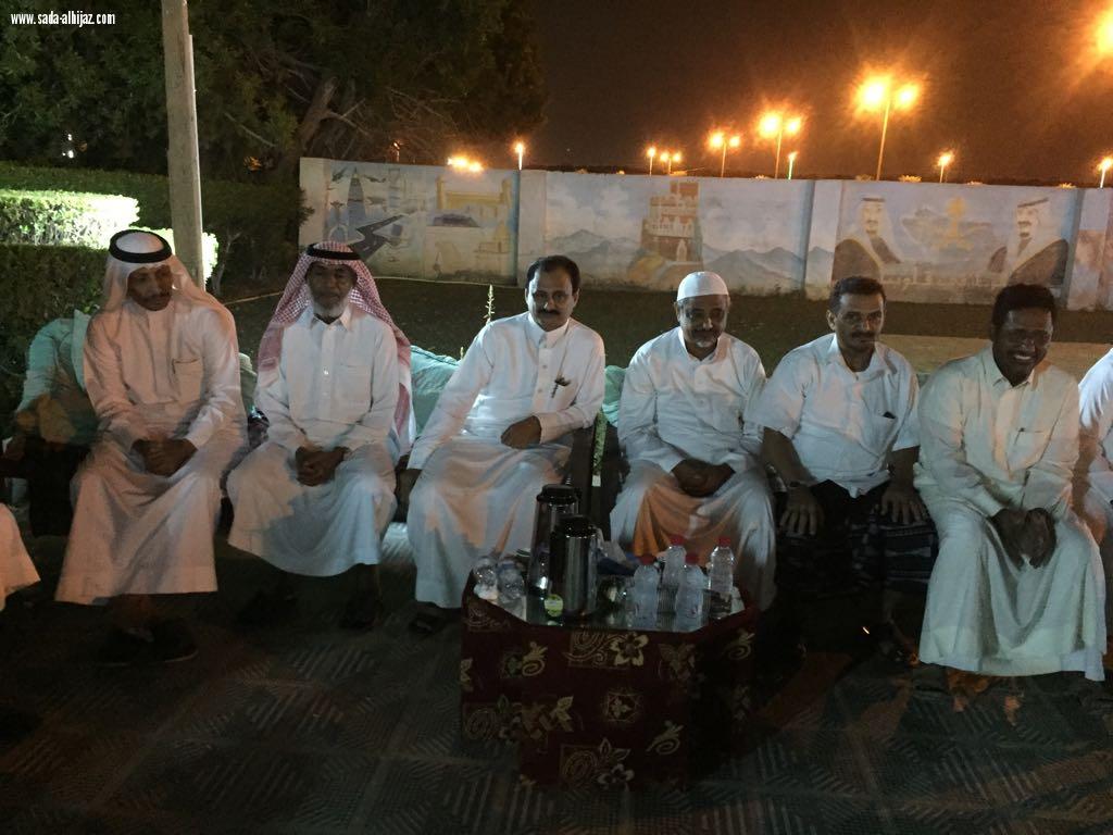 زملاء الدراسة بمعهد المعلمين بصامطة لدفعة 1403 يلتقون بزميلهم الضافري ويكرمون بعض زملائهم المتقاعدين