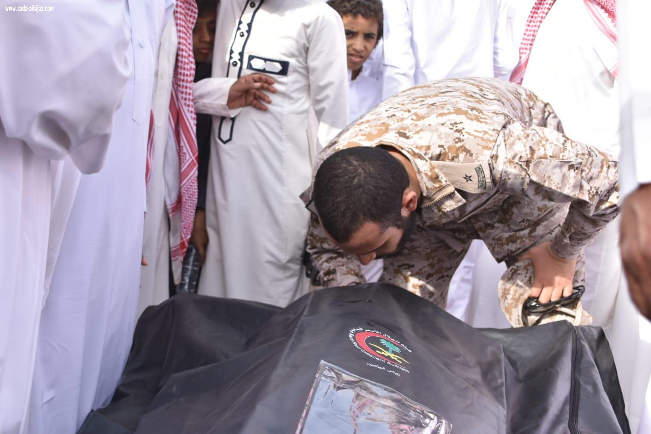 بالصور محافظ صامطة زعلة يؤدي صلاة الميت على الشهيد  الصميلي