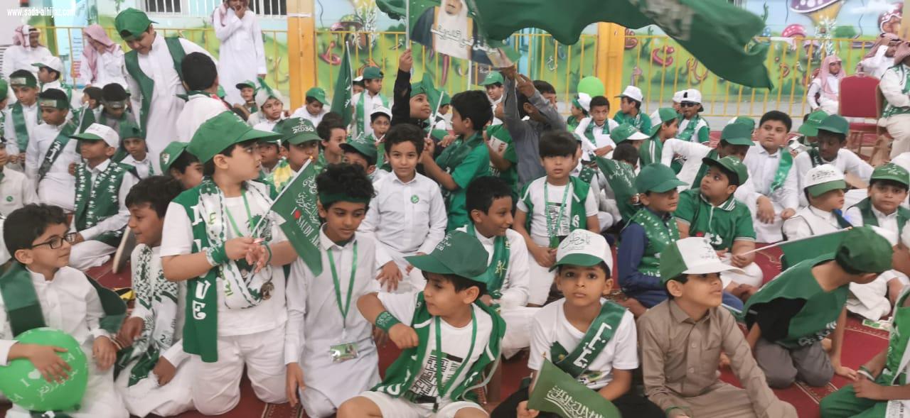 لجنة التنمية بالطوال تكرم ابناء الشهداء في حفل اليوم الوطني89 في مدرسة العباس الابتدائية