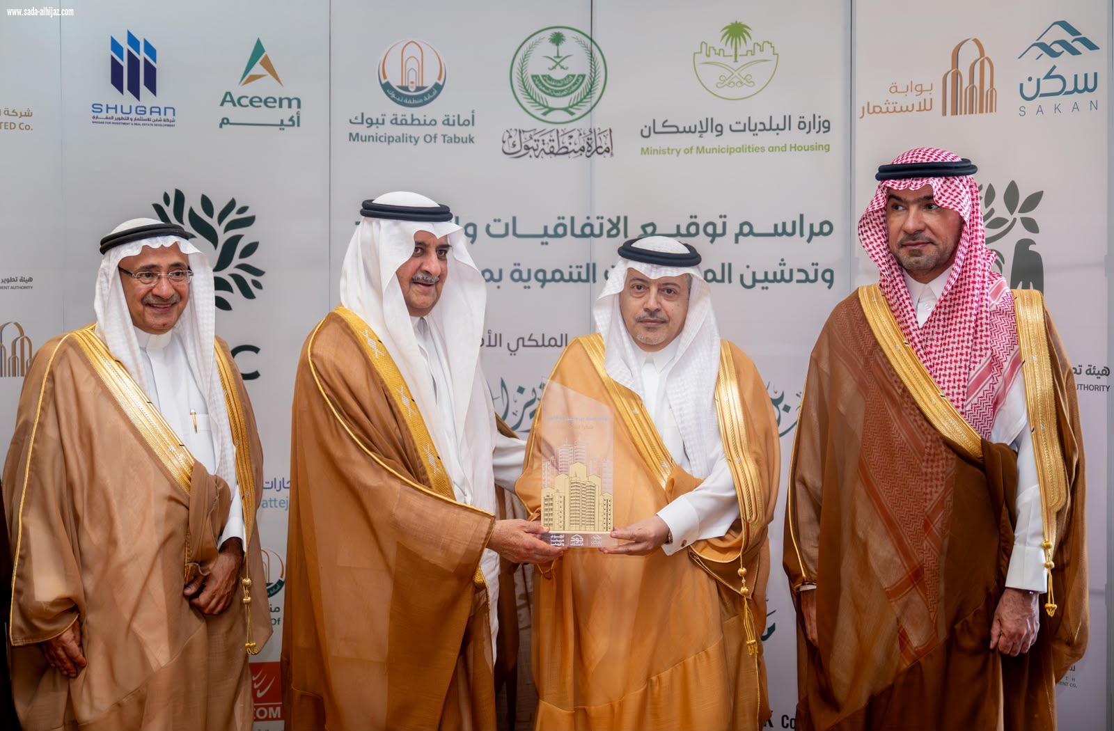 أمير منطقة تبوك وبحضور وزير البلديات والإسكان يرعى حفل توقيع عقود خدمية وإسكانية واستثمارية بتكلفة إجمالية تتجاوز 2 مليار و300 مليون ريال