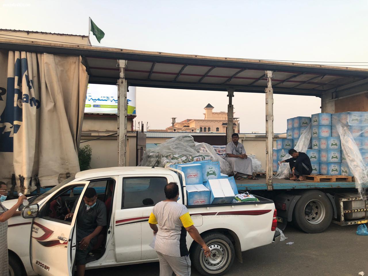 ضمن الشراكة المجتمعية  بر جازان و تنمية الموسم  توزيع 300 سلة غذائية