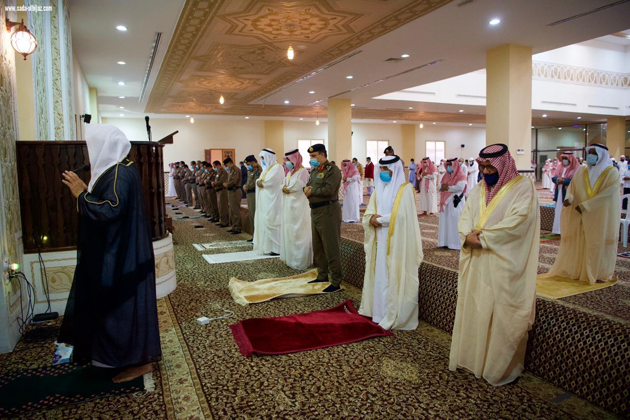 وكيل اماره الباحة يودي صلاه العيد بمسجد الملك فهد  بالباحة 