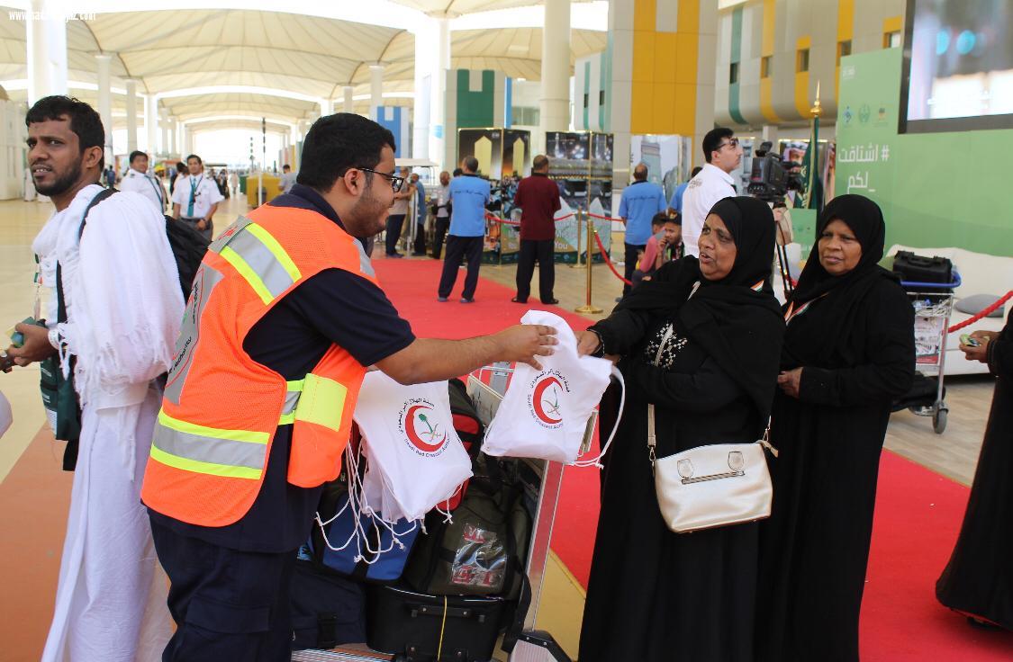 بالصور الهلال الأحمر يستقبل الحجاج بمطار الملك عبد العزيز بالهدايا