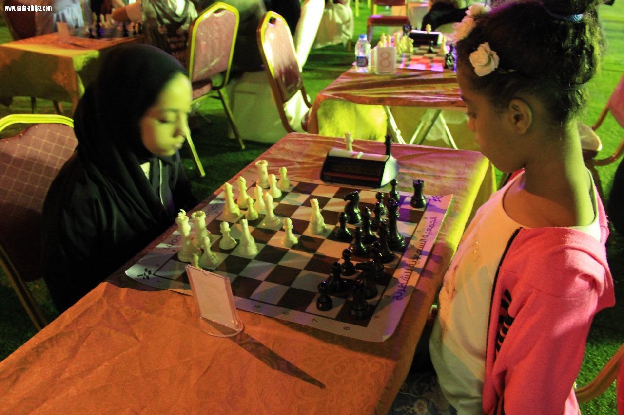 الخيمة التسويقية بأرض المعرفة تقدم(٤٠٠٠)منتج عائلي للزوار