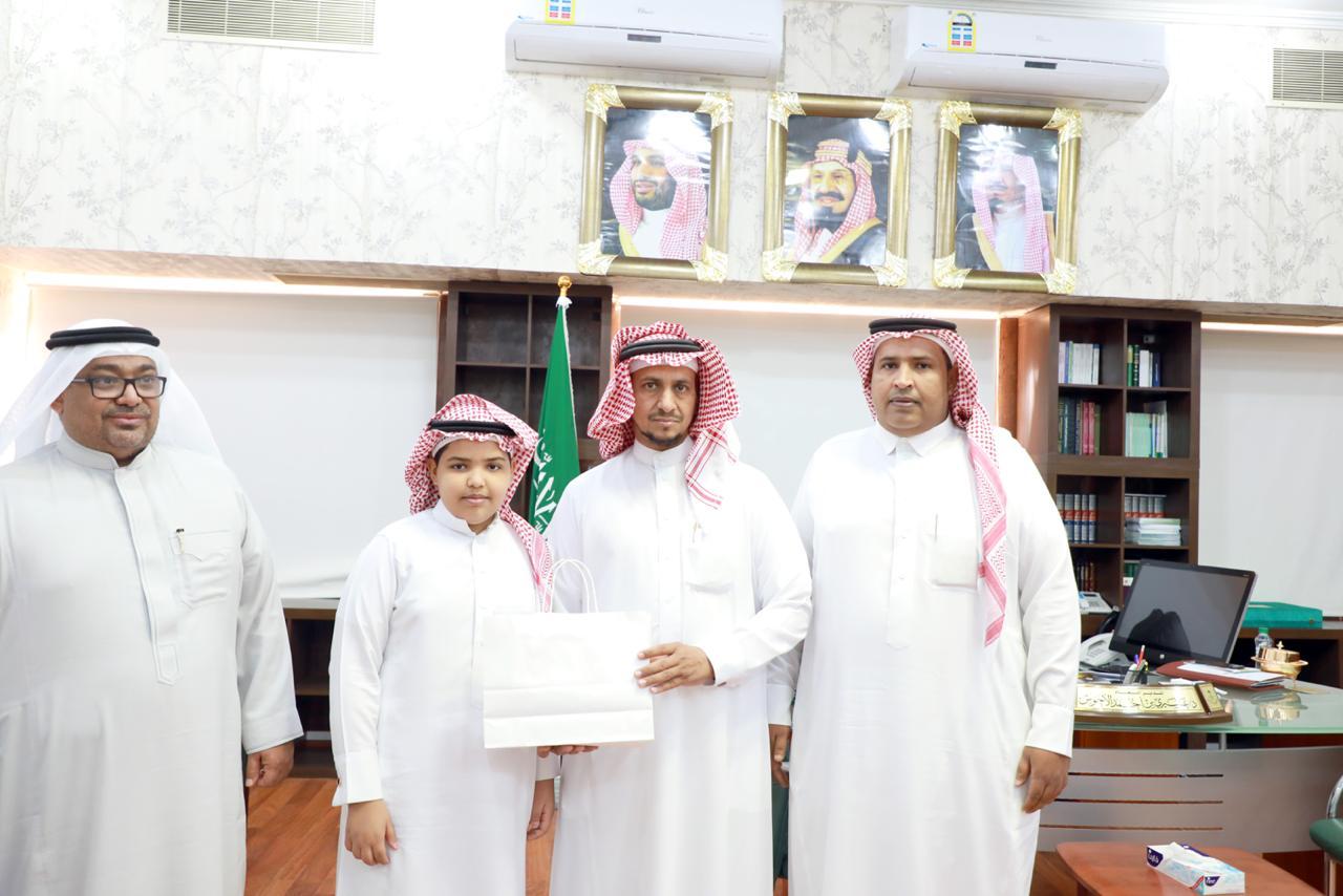 مدير تعليم جازان يكرم الطالب الحمدي الذي تبرع بجائزة تفوقه صدقة عن زميله المتوفي