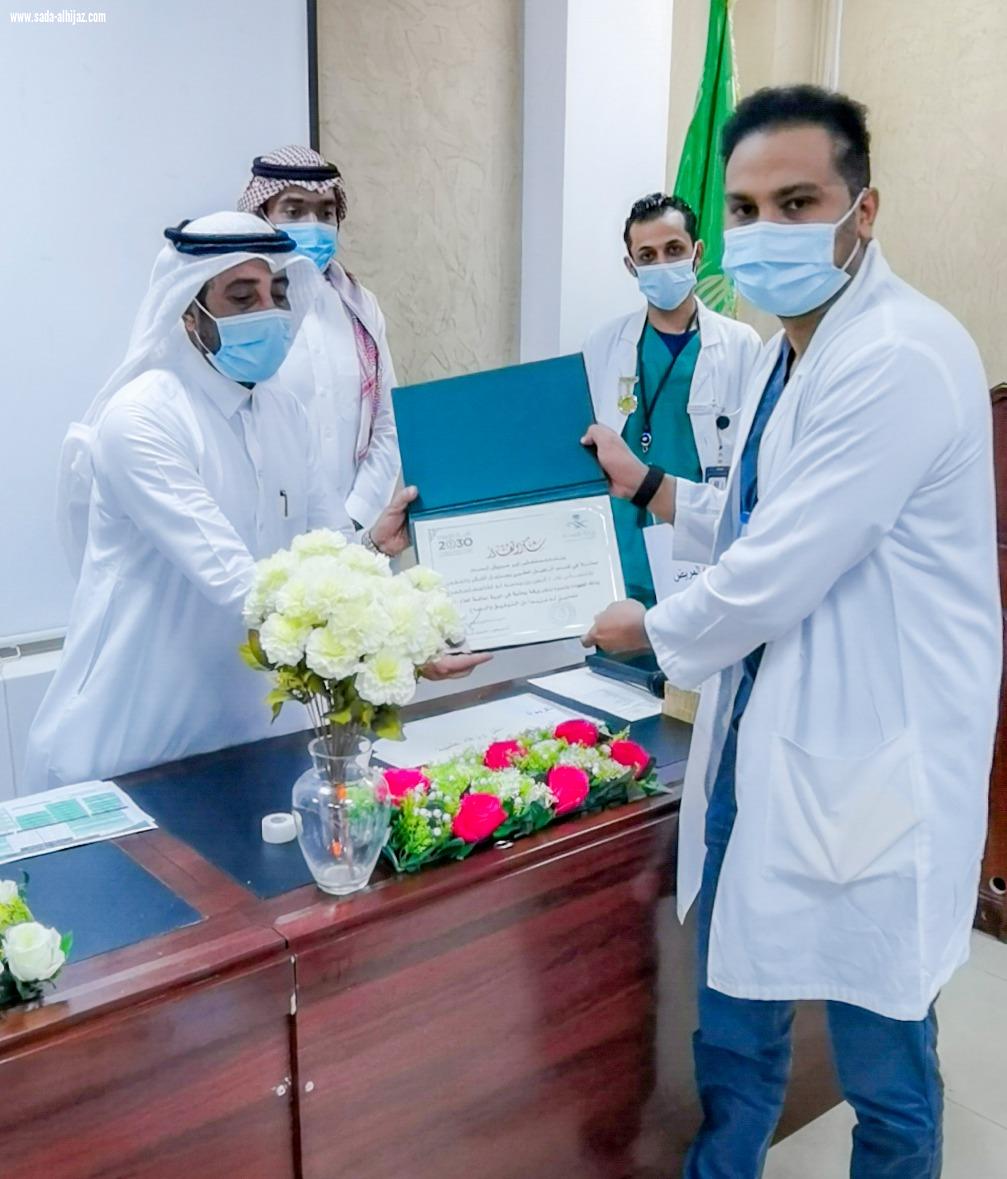 مستشفى أبو عريش يكرم المتميزين من منسوبيه 