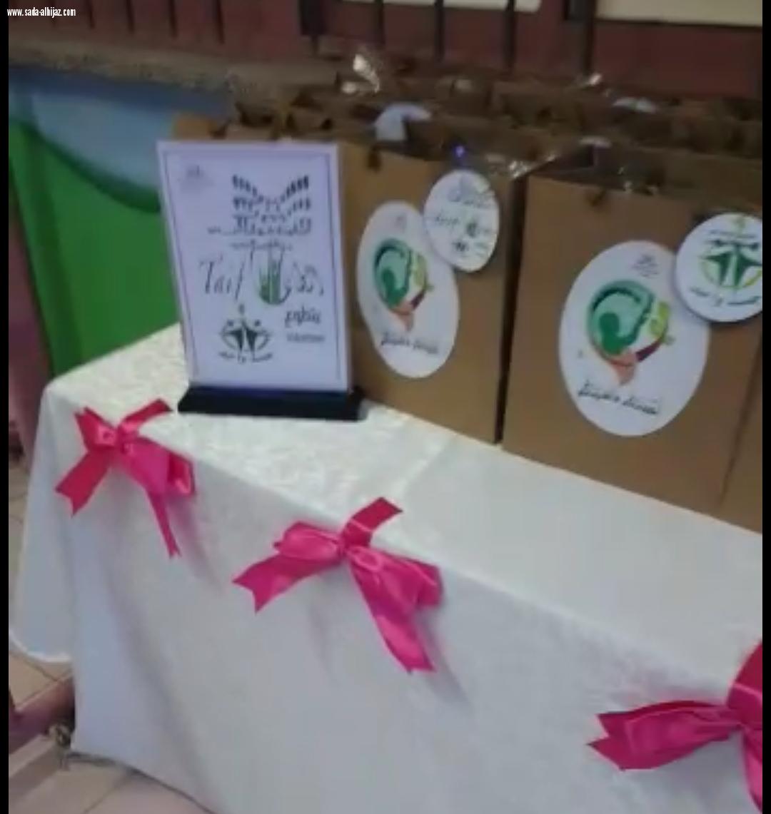 تفعيل برنامج  لنرسم بسمتهم في الإبتدائية الرابعة عشر والتحفيظ الأولى 