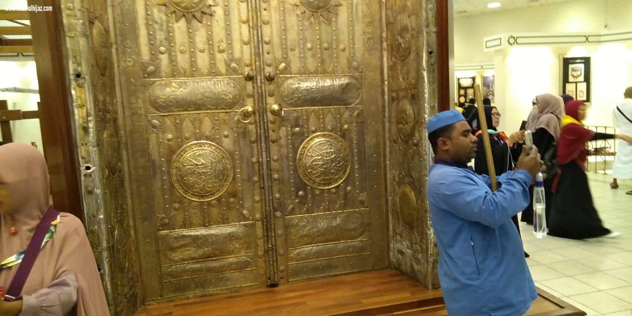 ملتقى محبي مكة يتجولون بضيوف الرحمن من جنوب افريقيا في كسوة الكعبة