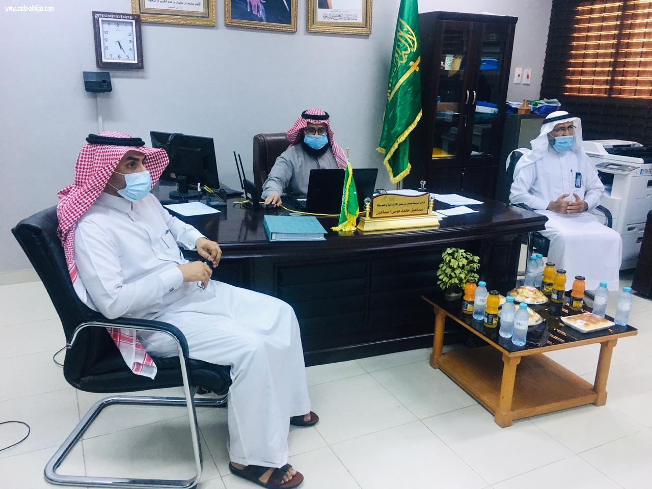 مدير مكتب تعليم بيش يتفقد سير العملية التعليمية في مدرسة مصعب بن عمير