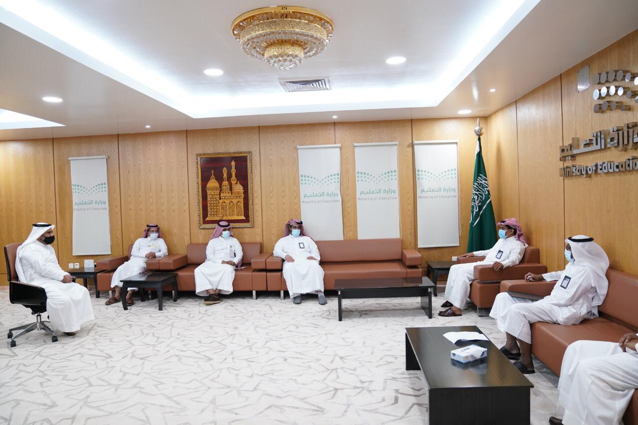 مدير تعليم صبيا يكرم مشرفي ومشرفات التطوير المهني بالإدارة ومكاتب التعليم، ويدشن حملة تطعيم الإنفلونزا الموسمية لمنسوبي تعليم صبيا.