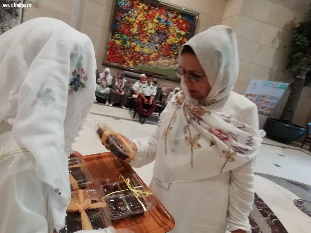 نسائية حجاج تركيا تودع الحجيج بالهدايا