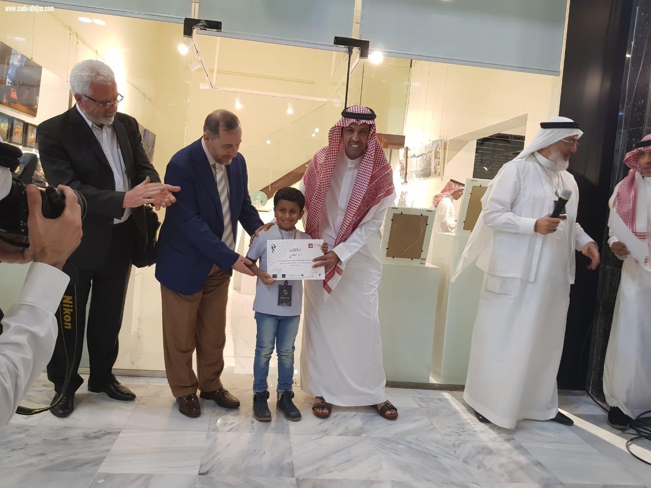 آل صبيح  يفتتح المعرض التشكيلي بصمات فن ٢