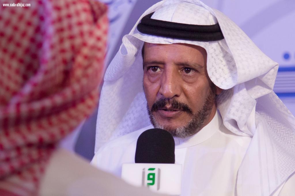 الثبيتي خلال توقيعه كتابه الإعلام خط الدفاع الأول عن الوطن ولنكن بأقلامنا السد المنيع