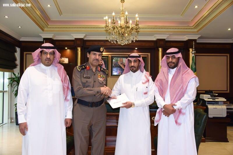 وزير الداخليه يُكافئ مواطناً انقذ اسرة من الحريق بالرياض.