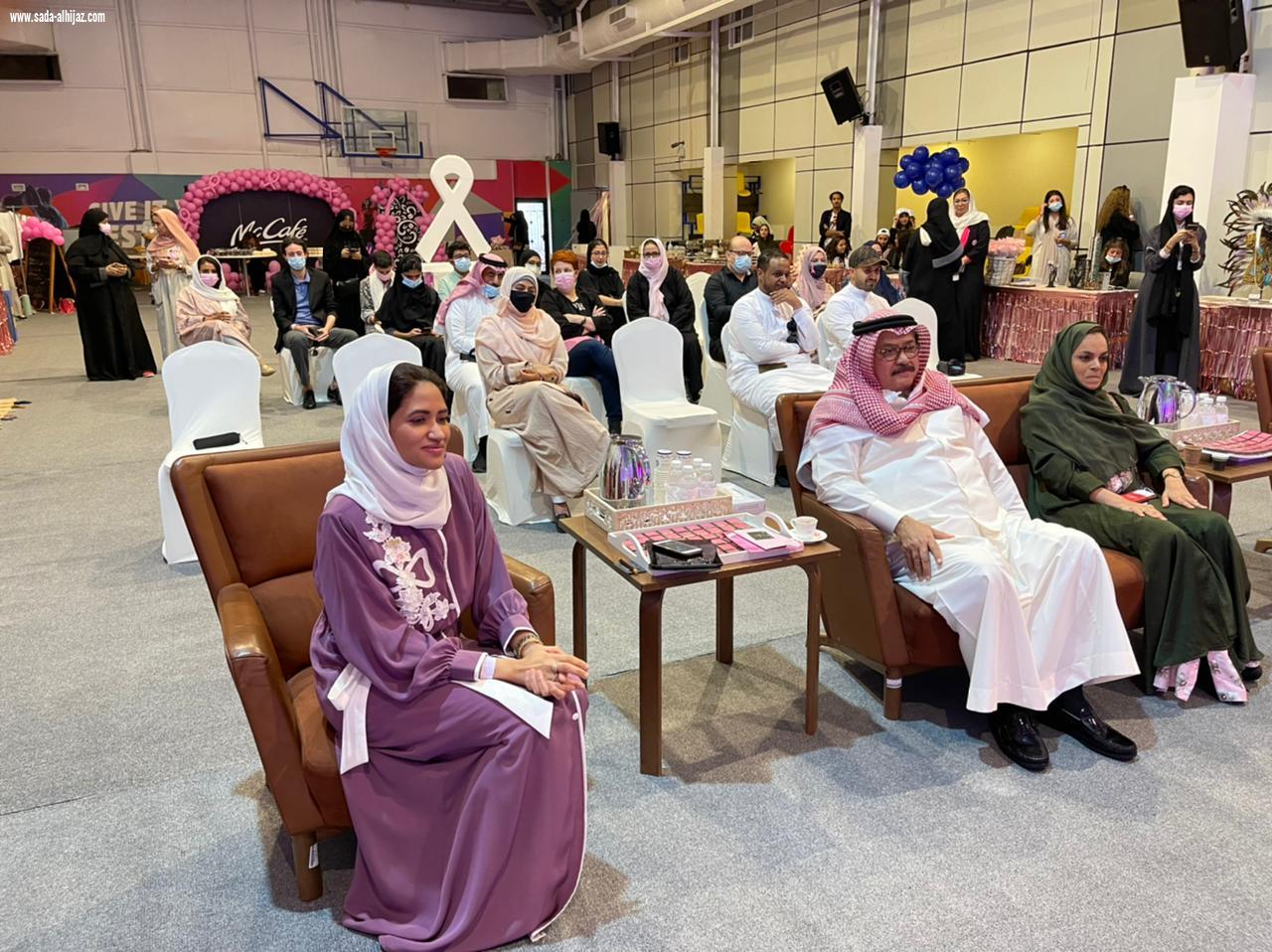 حملة إبداعية للتوعية بسرطان الثدي في جامعة الأعمال والتكنولوجيا 