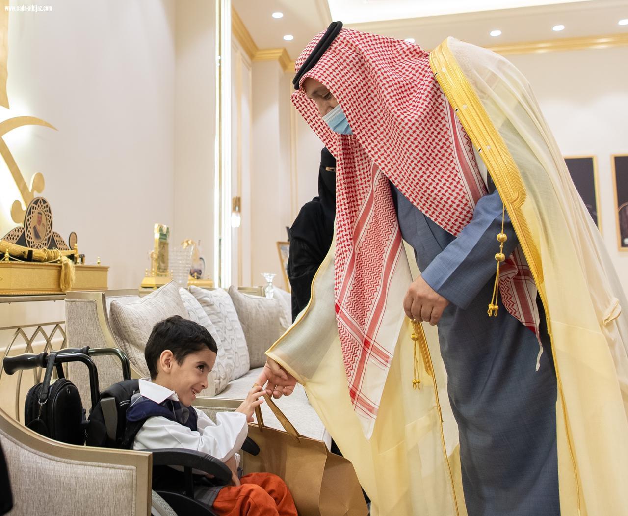 في يومهم العالمي.. أمير الباحة يستقبل عدداً من ذوي الإعاقة ويمنحهم عدداً من الهدايا ويطلع على تقرير سير العمل