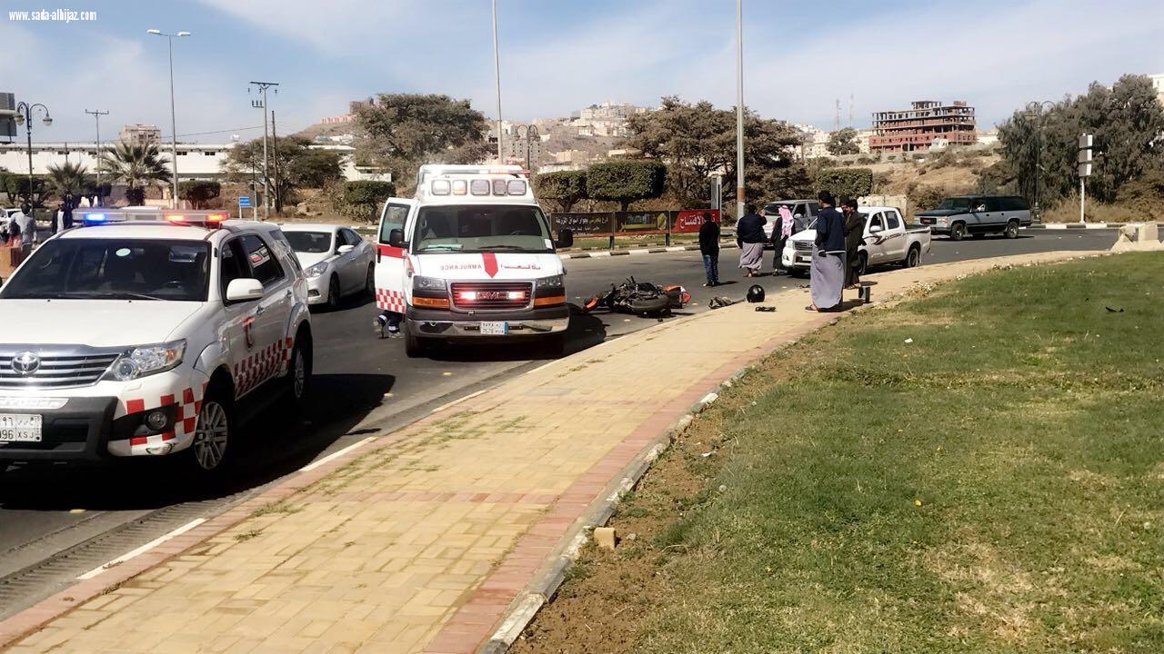هلال الباحة يسعف مصاب دراجة نارية اثر حادث تصادم بسيارة بدوار النخلة بالباحة