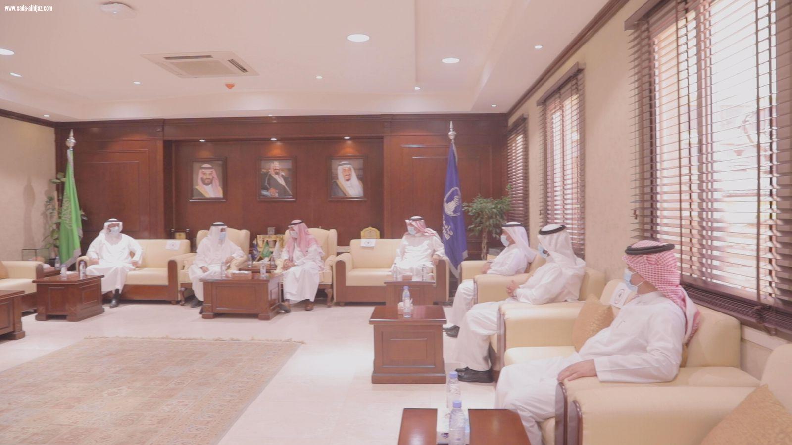 معالي رئيس جامعة حائل يعقد اجتماعاً مع الرئيس التنفيذي لهيئة التراث، بحضور وكلاء الجامعة.