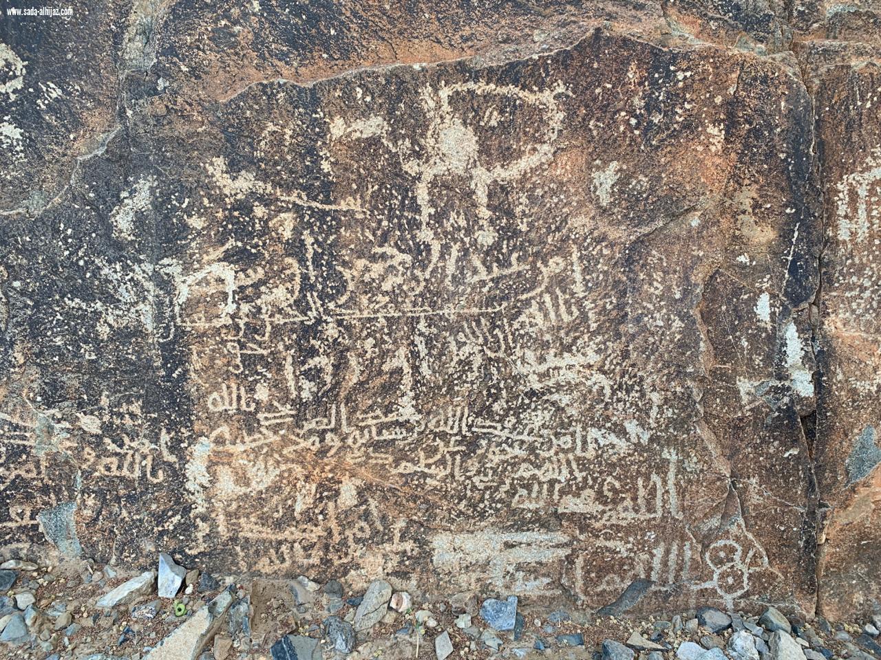 ( بالصور.. نقوش ورسوم صخرية تروي حضارة ديار فهم قديماً )