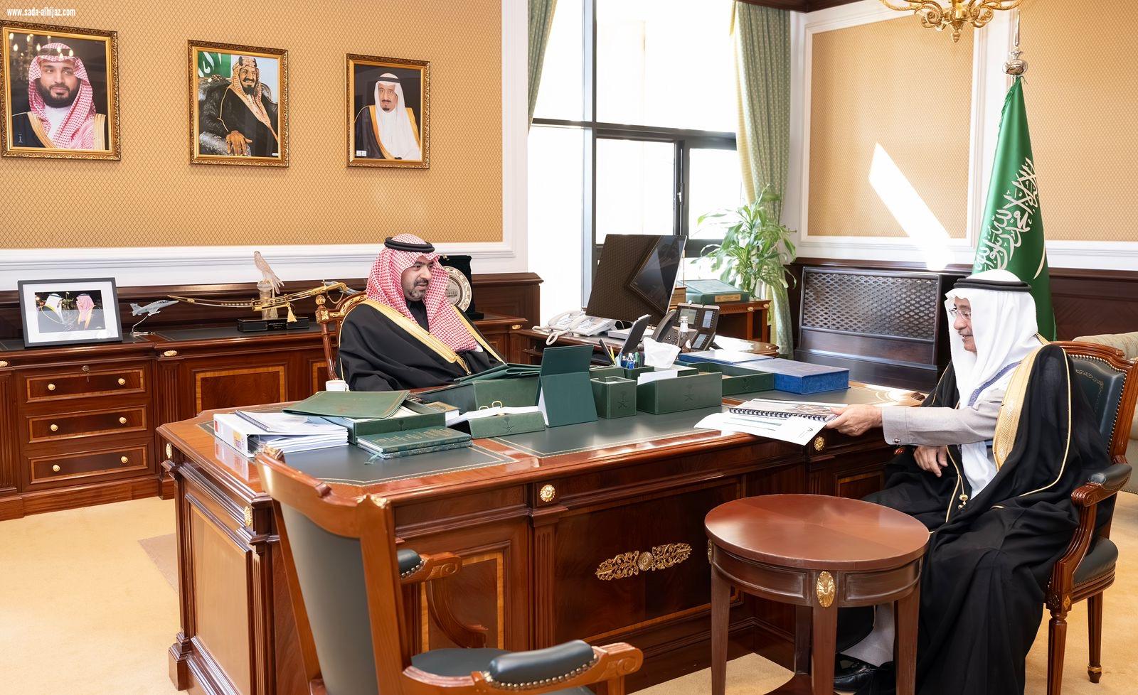 نائب أمير تبوك يطلع على نسب الإنجاز في المشروعات التي تنفذها  أمانة المنطقة  