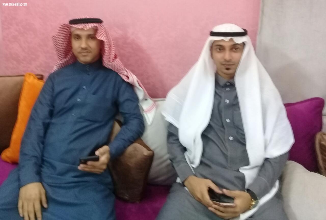 بحضور وكيل المحافظة ومشائخ الشمل رئيس لجنة التنمية بمحافظة الطوال يحتفل بتخرج أخيه