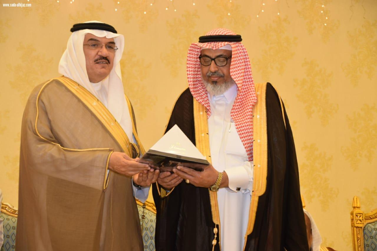 بحضور محافظ محافظة الطوال لجنة التنمية الاجتماعية تكرم شيخ شمل بني حمد آل مشهور 