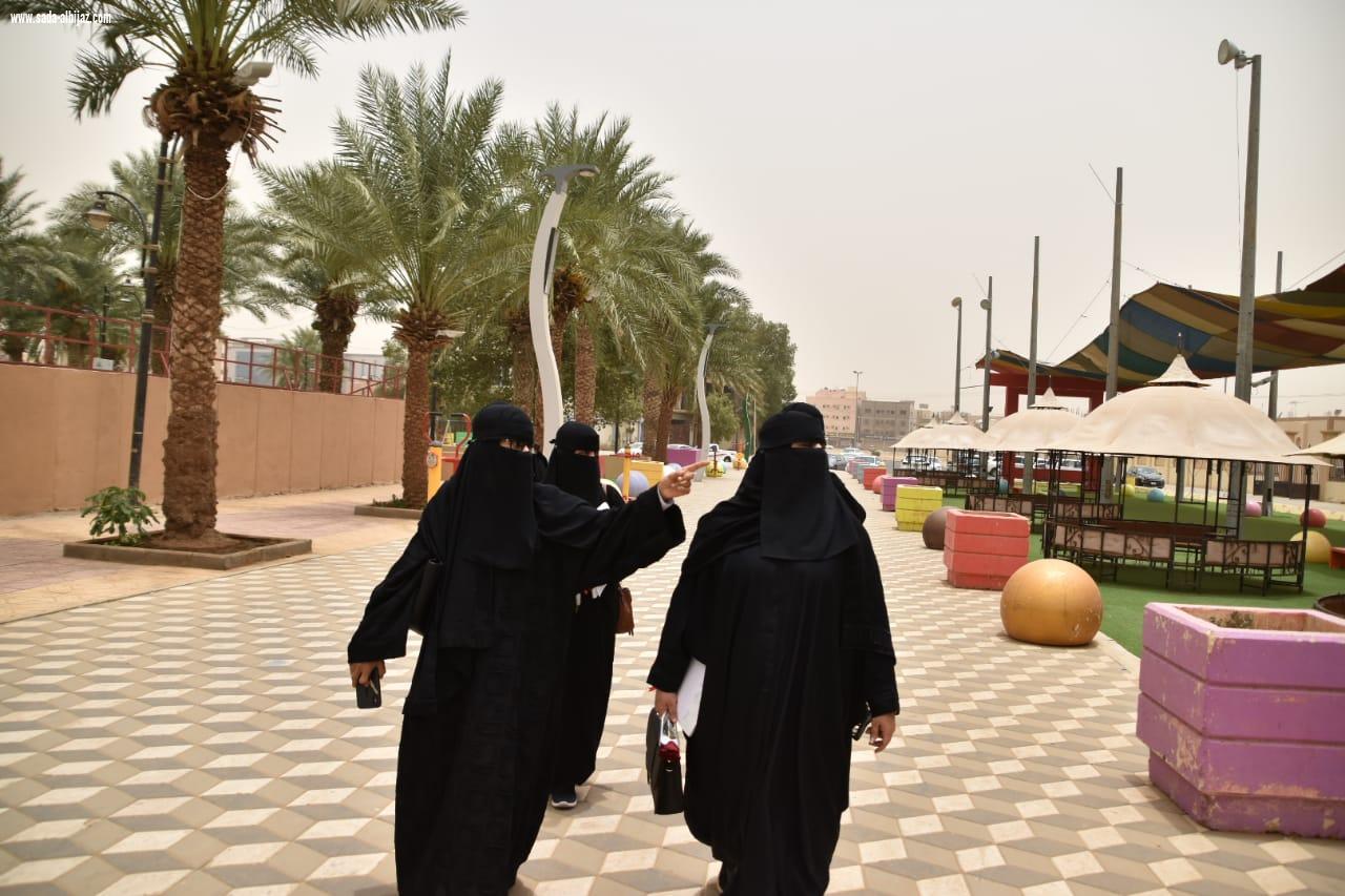  فريق نسائي من بلديتي صامطة وبيش يقف ميدانياً على المشاريع التي تنفذها بلدية صامطة