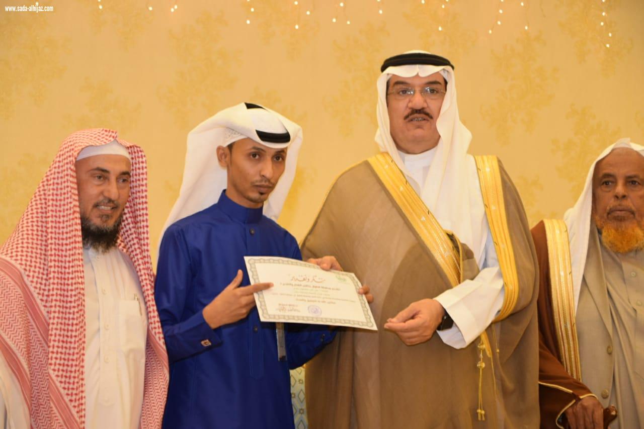 بحضور محافظ الطوال لجنة التنمية تكرم المشهور مندوب التنمية بمنطقة جازان
