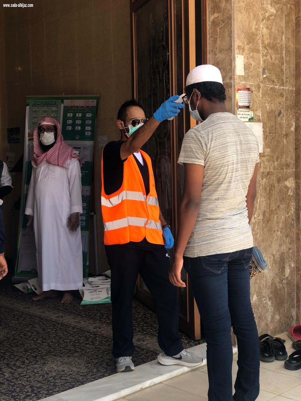 هيئة الهلال الباحة تقيم نقاط فرز بجوامع المنطقة ومحافظاتها بالتعاون مع الفرق الإسعافية والفرق التطوعية