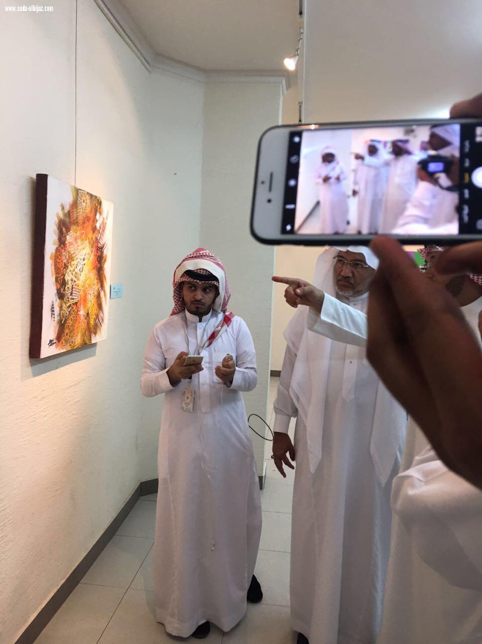 دكتور البار  يفتتح المعرض التشكيلي المكنان