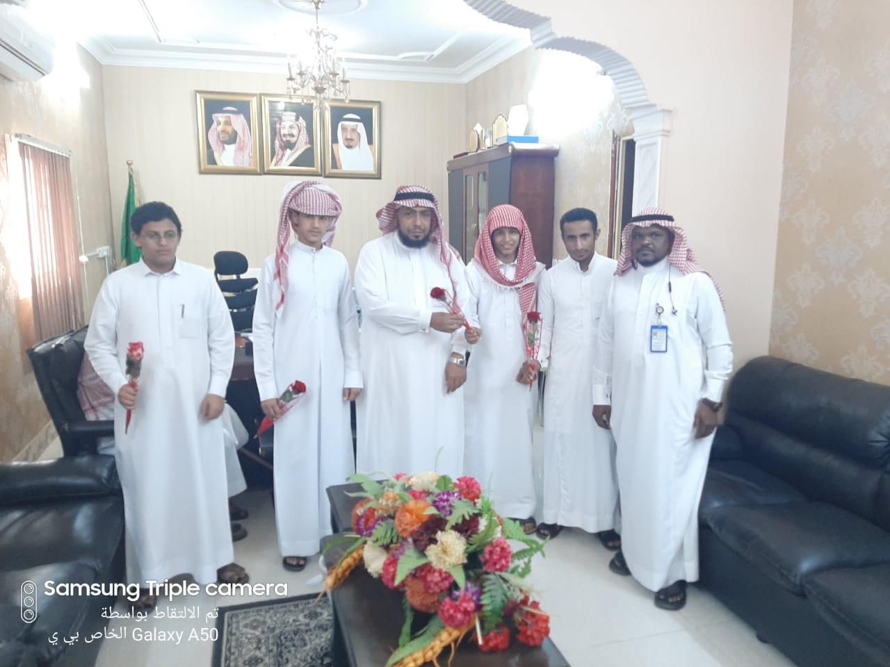 طلاب ثانوية العارضة يزورون مكتب التعليم بمناسبة اليوم العالمي للمعلم